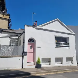  Holiday home Quirky Seaside Family Walk To The Waves!